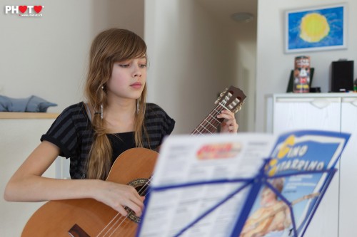 Nadja playing guitar ... test picture at aperture f/1.4 with new Canon 24mm f/1.4 L II USM