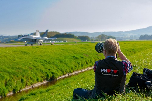 Myself sitting in the grass and shooting a Swiss F/A-18D ... © fredericsiffert.com