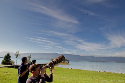 My spotter friends Paco and Fred in action, shooting F-5E II Tigers over the lake ...