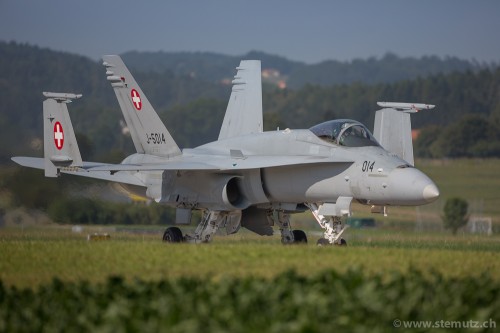 Swiss F/A-18C Hornet J-5014 folding wings on taxyway right after landing !