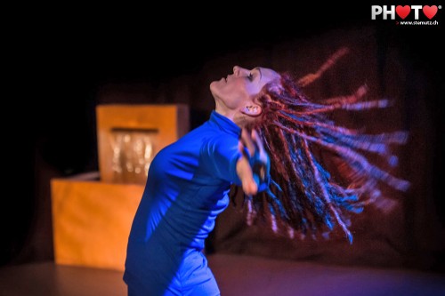 Flying dreadlocks ... Blue Water, Solo Tonia Schilling @ Espace Danse, Fribourg