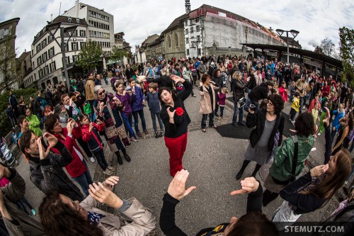 "Signes" enjoyed by many people ... Fête de la danse 2013 @ Place Georges Python