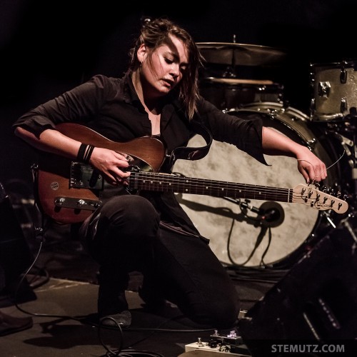 Guitar Tuning ... EMILIE ZOÉ (Anna Aaron etc) @ Fri-Son, Fribourg, Suisse, 14.09.2013