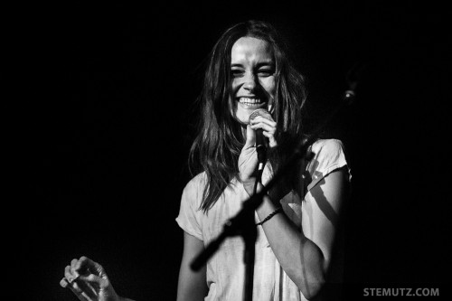 Smiling between the Songs ... Warpaint (USA) @ Fri-Son, Fribourg, 08.11.2013