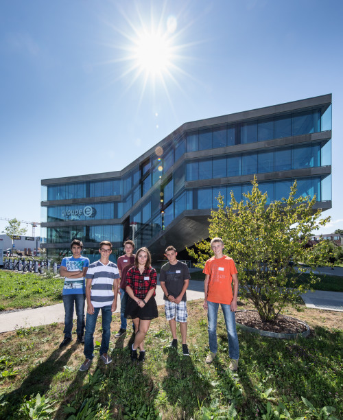 Contre-jour: Photo de groupe des nouveaux apprentis de Groupe E